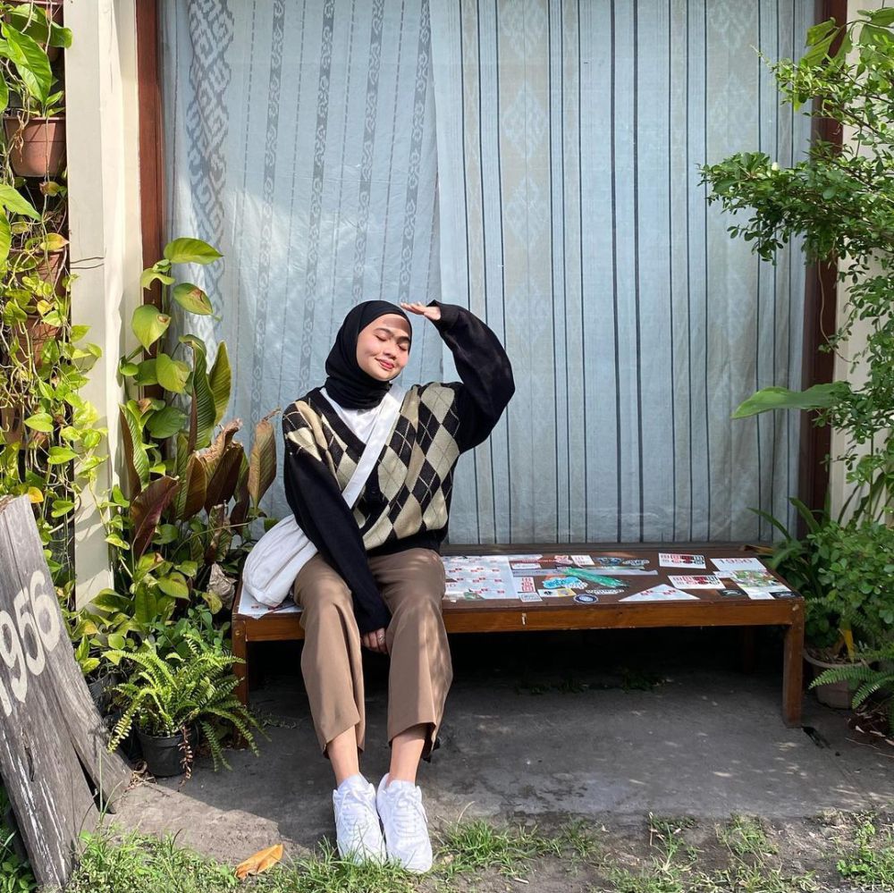 12 Padu Padan Outfit Pakai Sneakers Putih ala Maryam Nurul, Comfy!