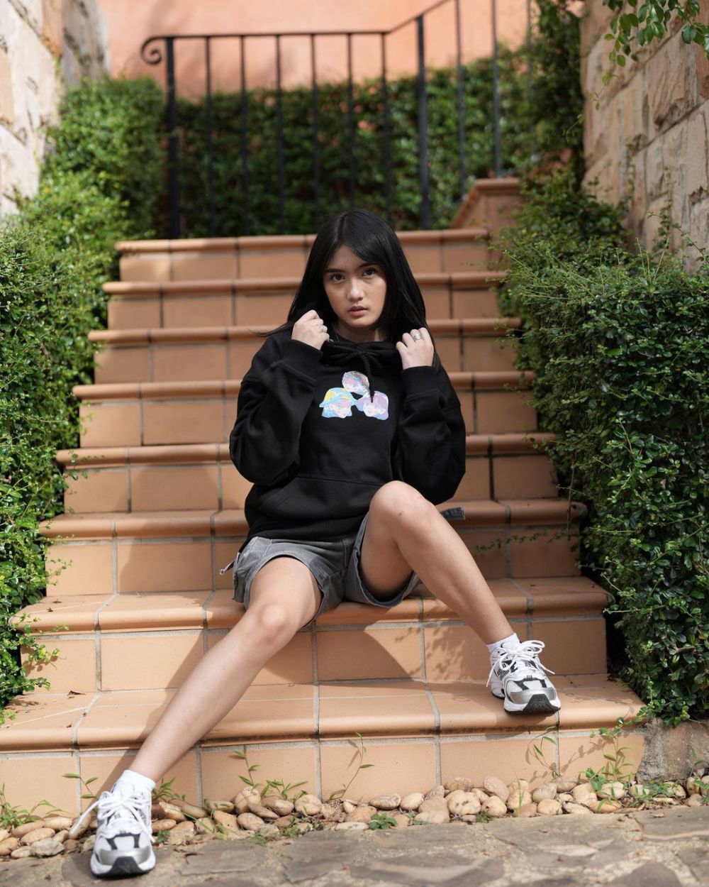 8 Ide Mix and Match Outfit Amanda JKT48, Gaya Boyish Natural