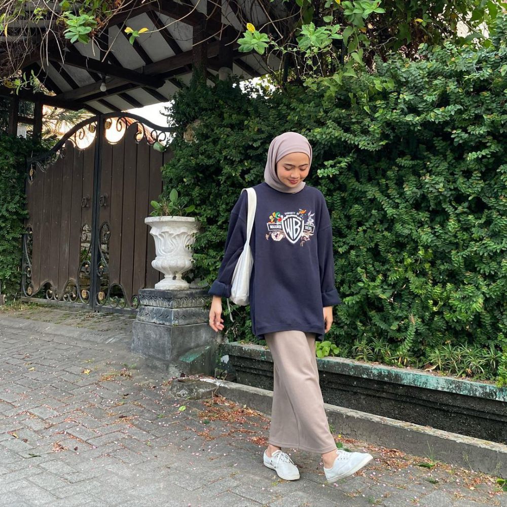 12 Padu Padan Outfit Pakai Sneakers Putih ala Maryam Nurul, Comfy!