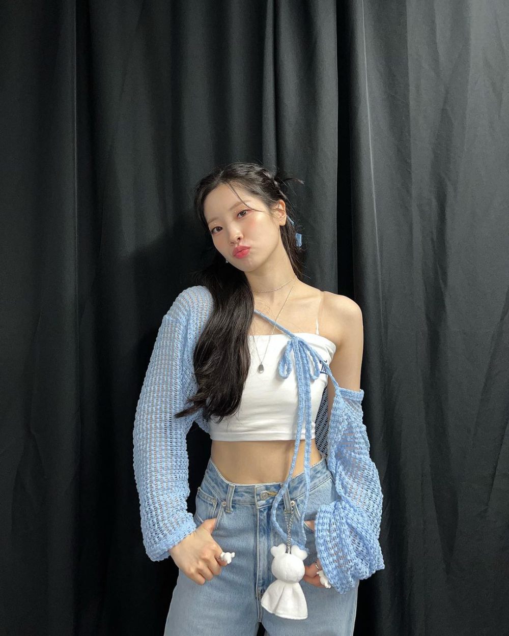 8 Inspirasi OOTD Crop Top ala Dahyun TWICE, Simpel tapi Stunning!