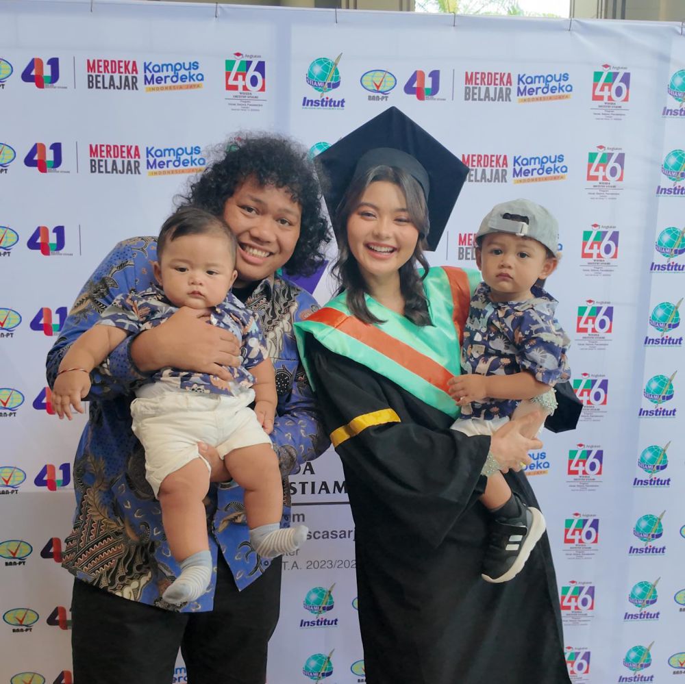 7 Potret Cesen Istri Marshel Widianto Wisuda S1