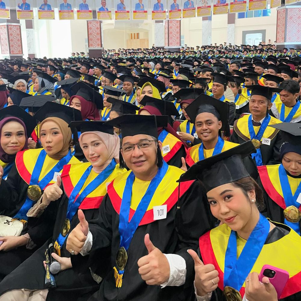 7 Potret Pasha Ungu dan Istri Wisuda Bareng, Lulus S1! 