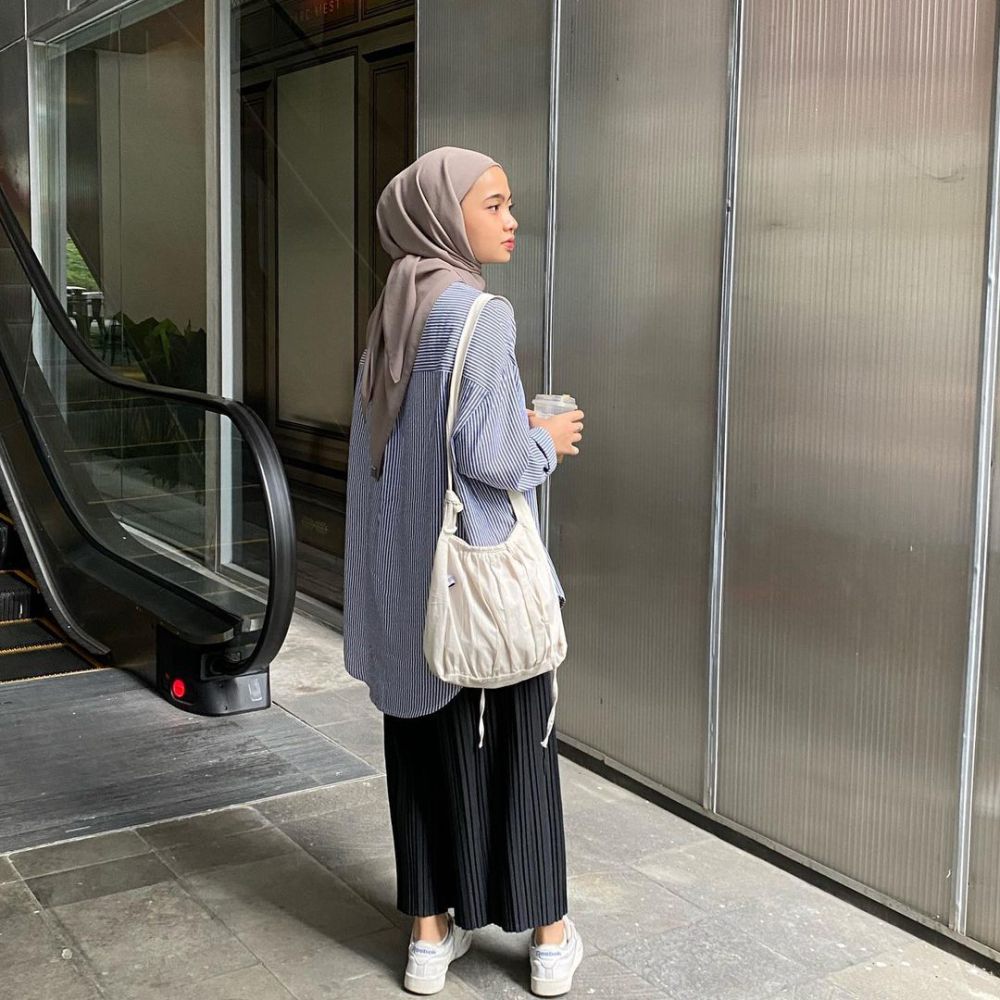 12 Padu Padan Outfit Pakai Sneakers Putih ala Maryam Nurul, Comfy!