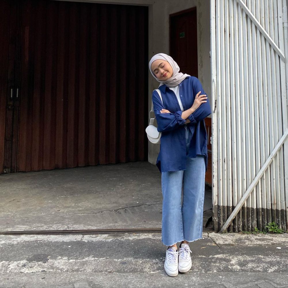 12 Padu Padan Outfit Pakai Sneakers Putih ala Maryam Nurul, Comfy!