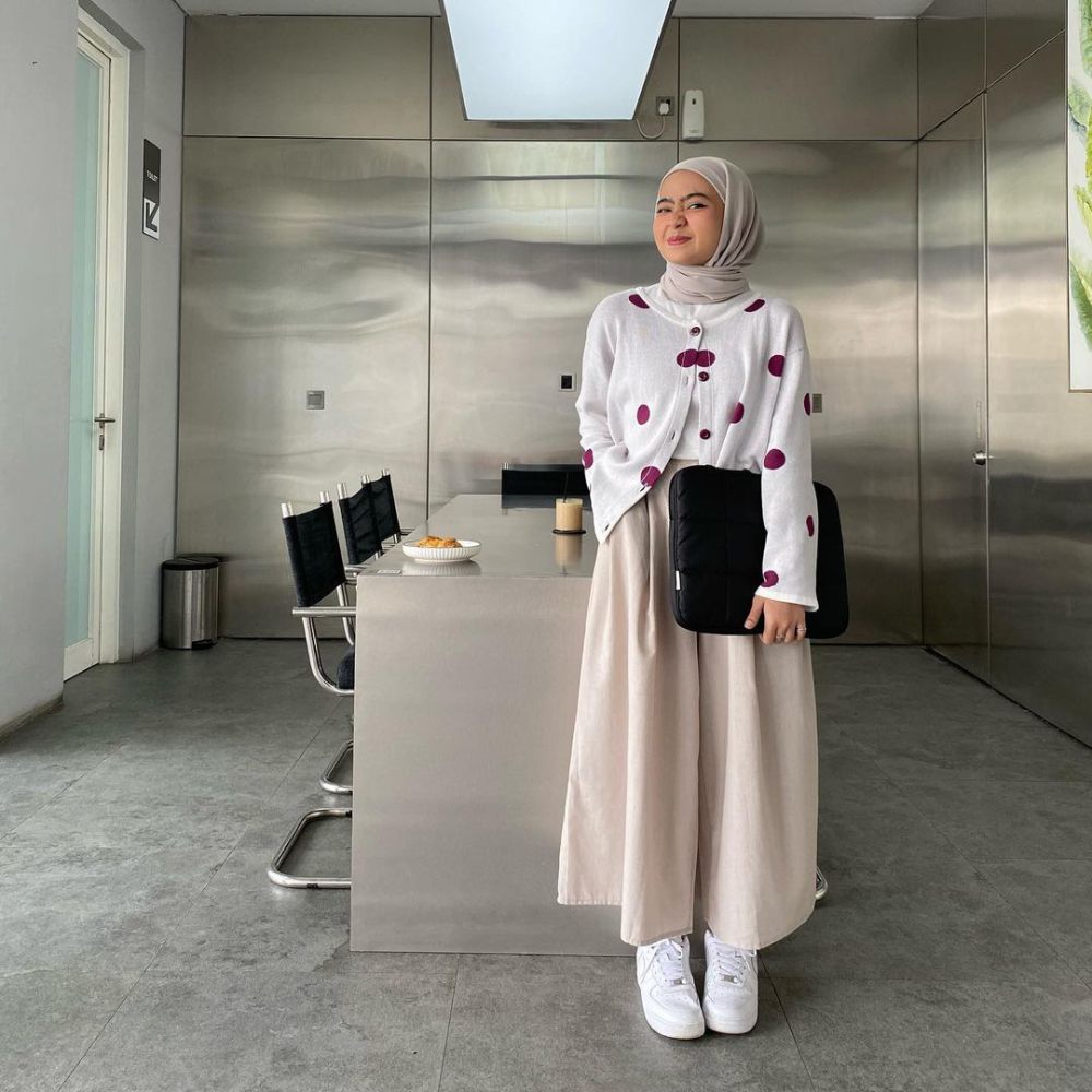 12 Padu Padan Outfit Pakai Sneakers Putih ala Maryam Nurul, Comfy!