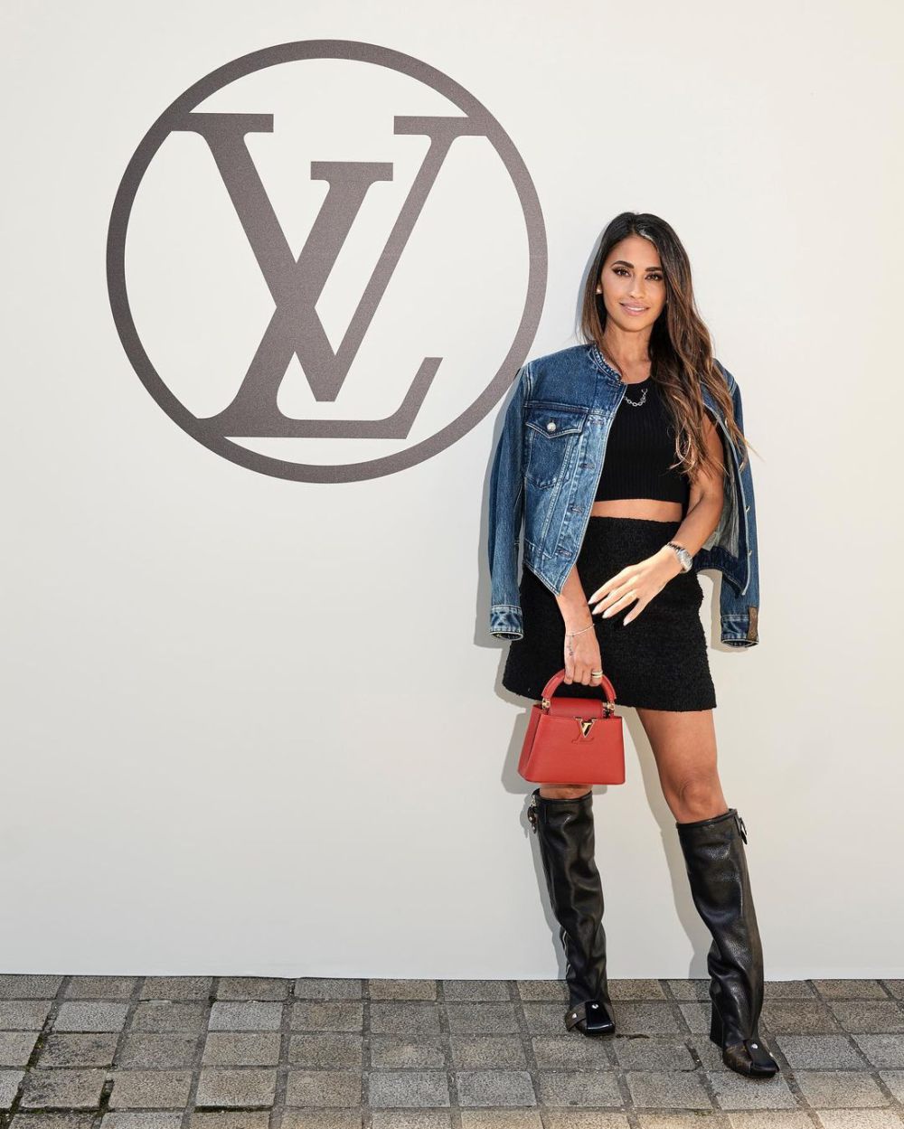 7 Ide Outfit Hitam ala Antonella Roccuzzo, Istri Messi yang Modis