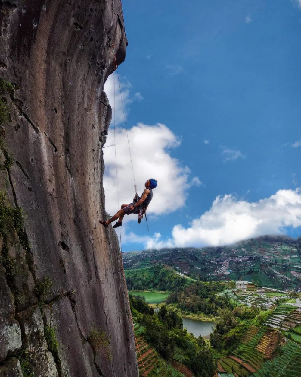 Info Lokasi Panjat Tebing Watu Gribig di Wonosobo, View Telaga Warna