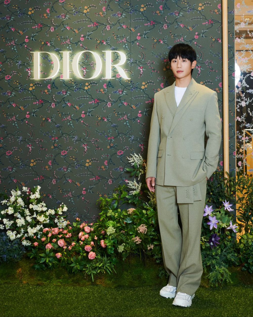 10 Ide Outfit Formal Business Look ala Jung Hae In, Berkarisma!