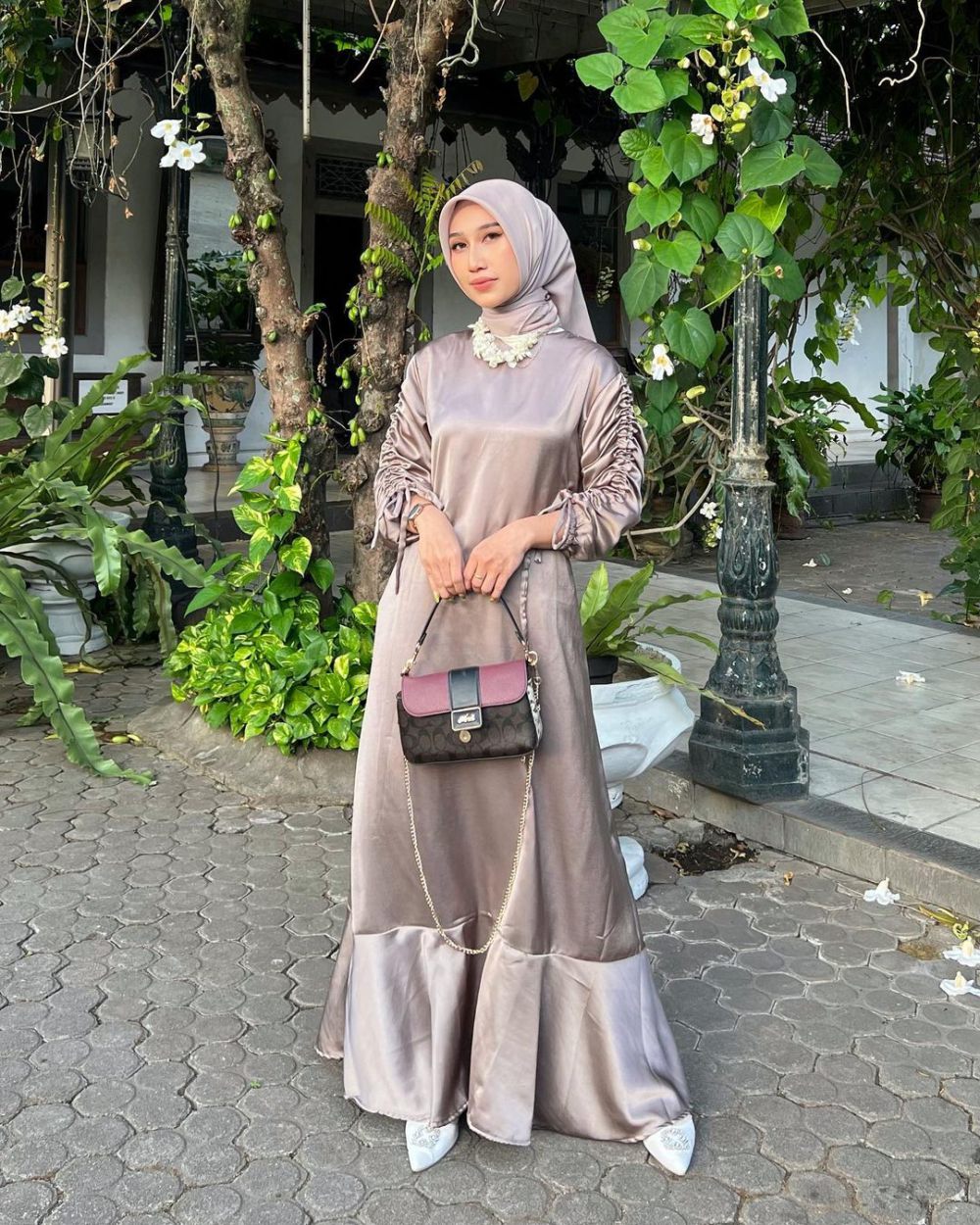 10 Ide OOTD Nuansa Earth Tone ala Selebgram Fachrisa, Chic Trendy!