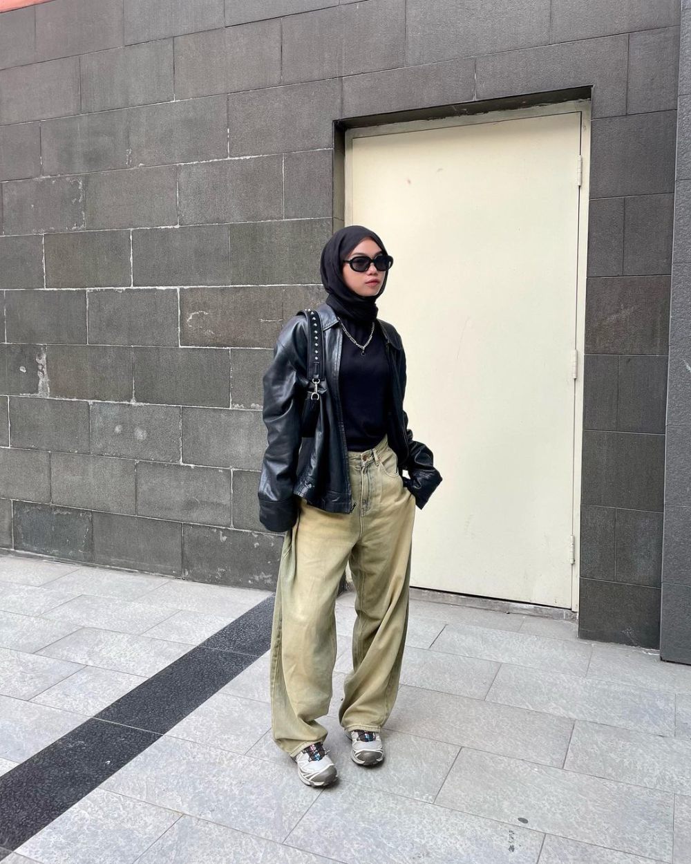 9 Ide Style Ngonser Bergaya Boyish ala Claya Yulia, Kece Maksimal!