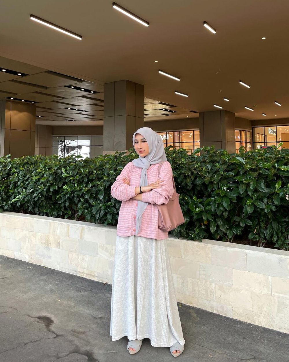 10 Ide Outfit Nuansa Pink ala Selebgram Fachrisa, Girly Abis!