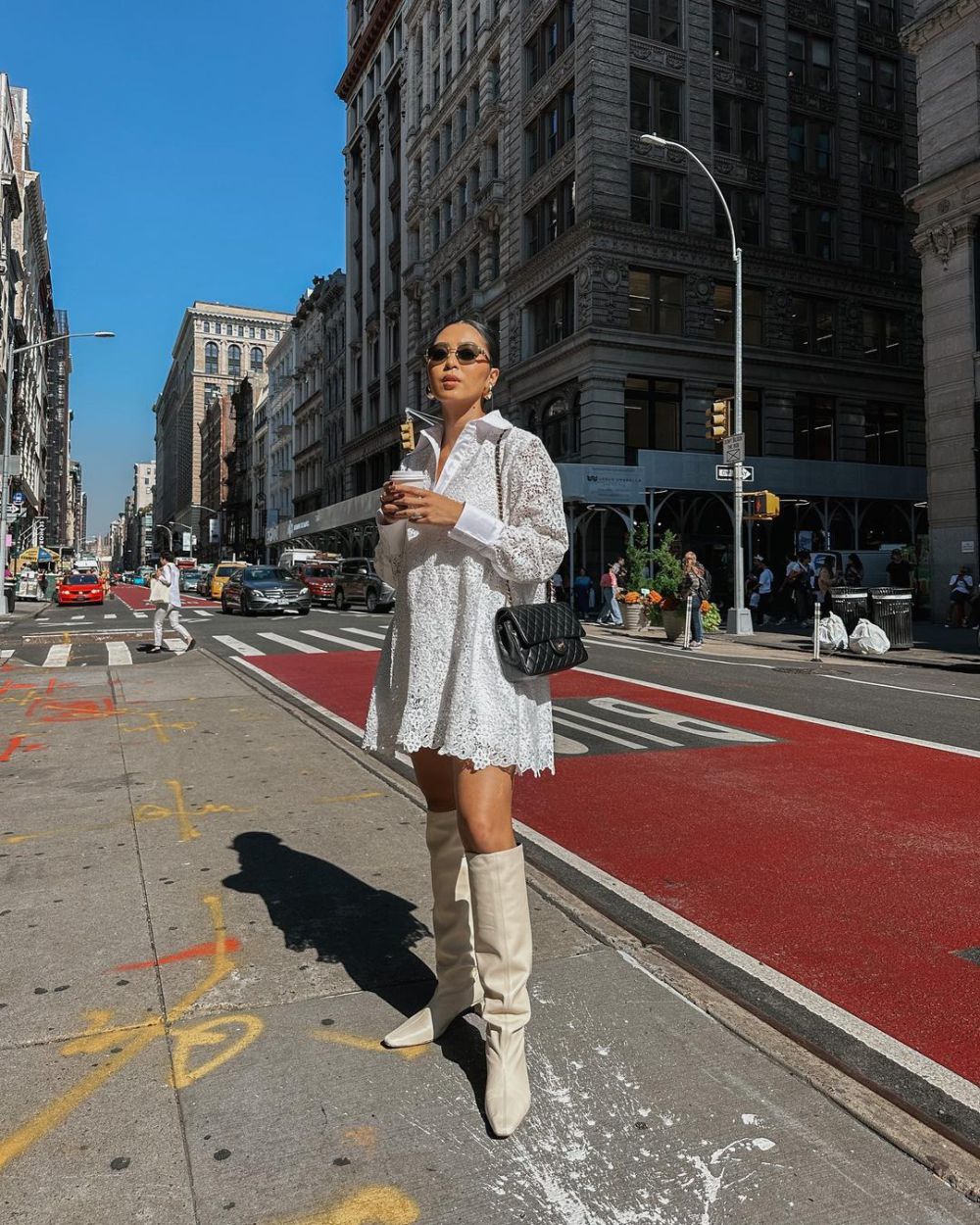 11 Ide Padu Padan White Outfit ala Elizabeth Rahajeng, Looks Classy!