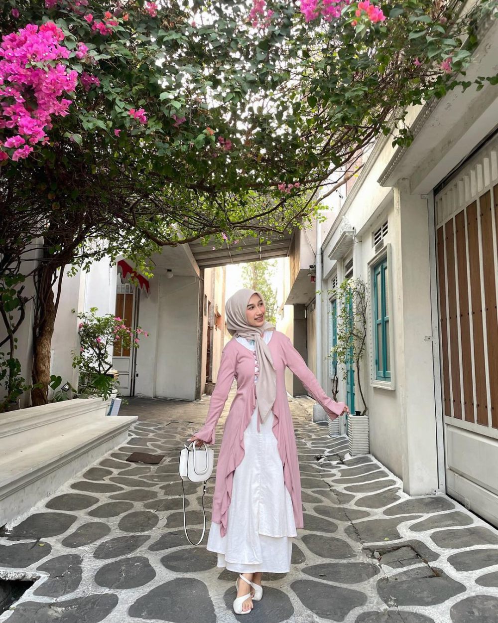 10 Ide Outfit Nuansa Pink ala Selebgram Fachrisa, Girly Abis!