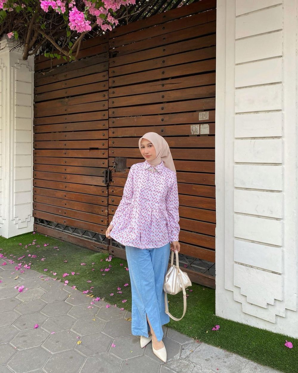 10 Ide Outfit Nuansa Pink ala Selebgram Fachrisa, Girly Abis!