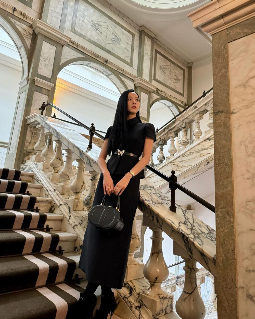 10 Inspirasi Dress Hitam ala Jisoo BLACKPINK, Old Money Vibes!