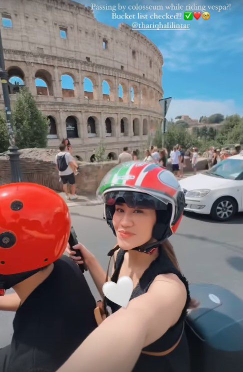 Bulan Madu, 7 Potret Mesra Aaliyah dan Thariq Motoran di Italia