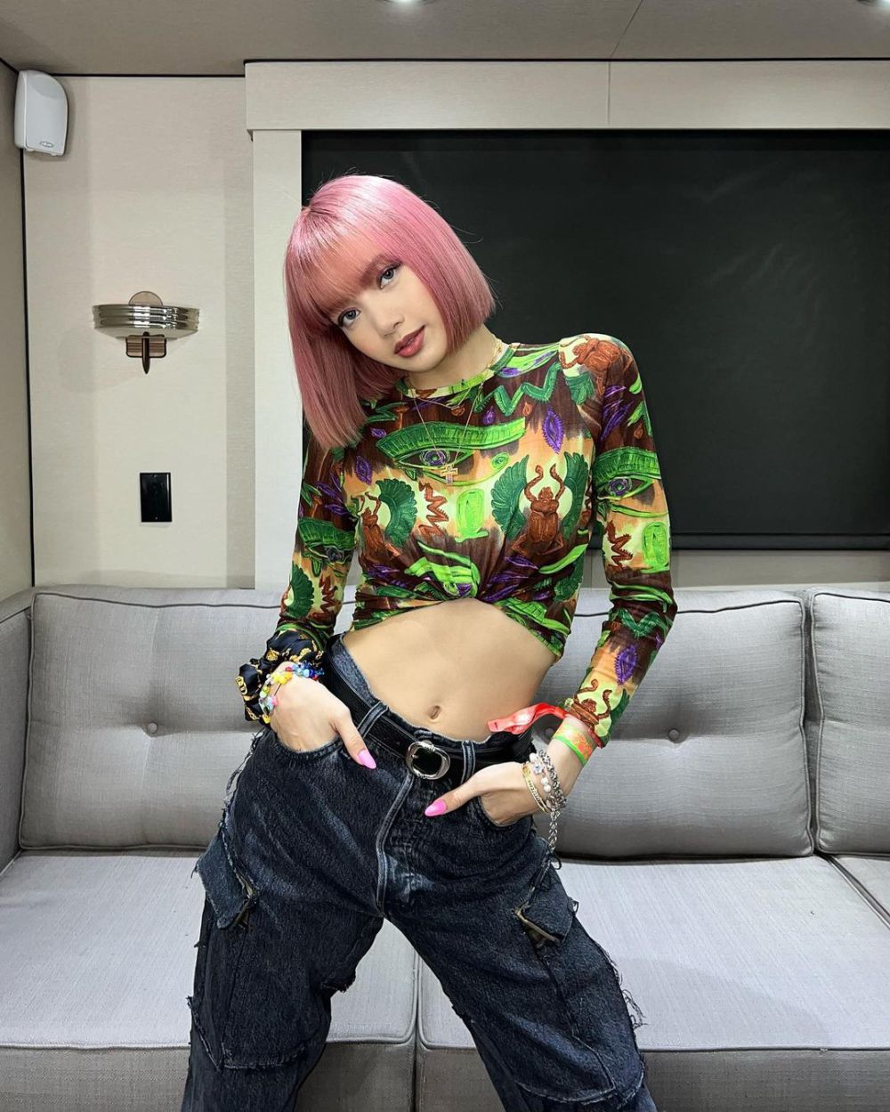 12 Style Lisa BLACKPINK dengan Outfit Nuansa Hijau, Super Catchy!