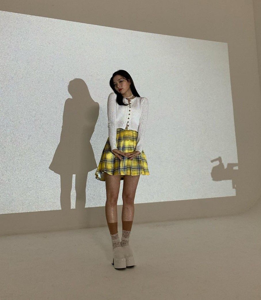 12 Padu Padan Outfit Nuansa Kuning ala Seulgi Red Velvet, Gak Boring!