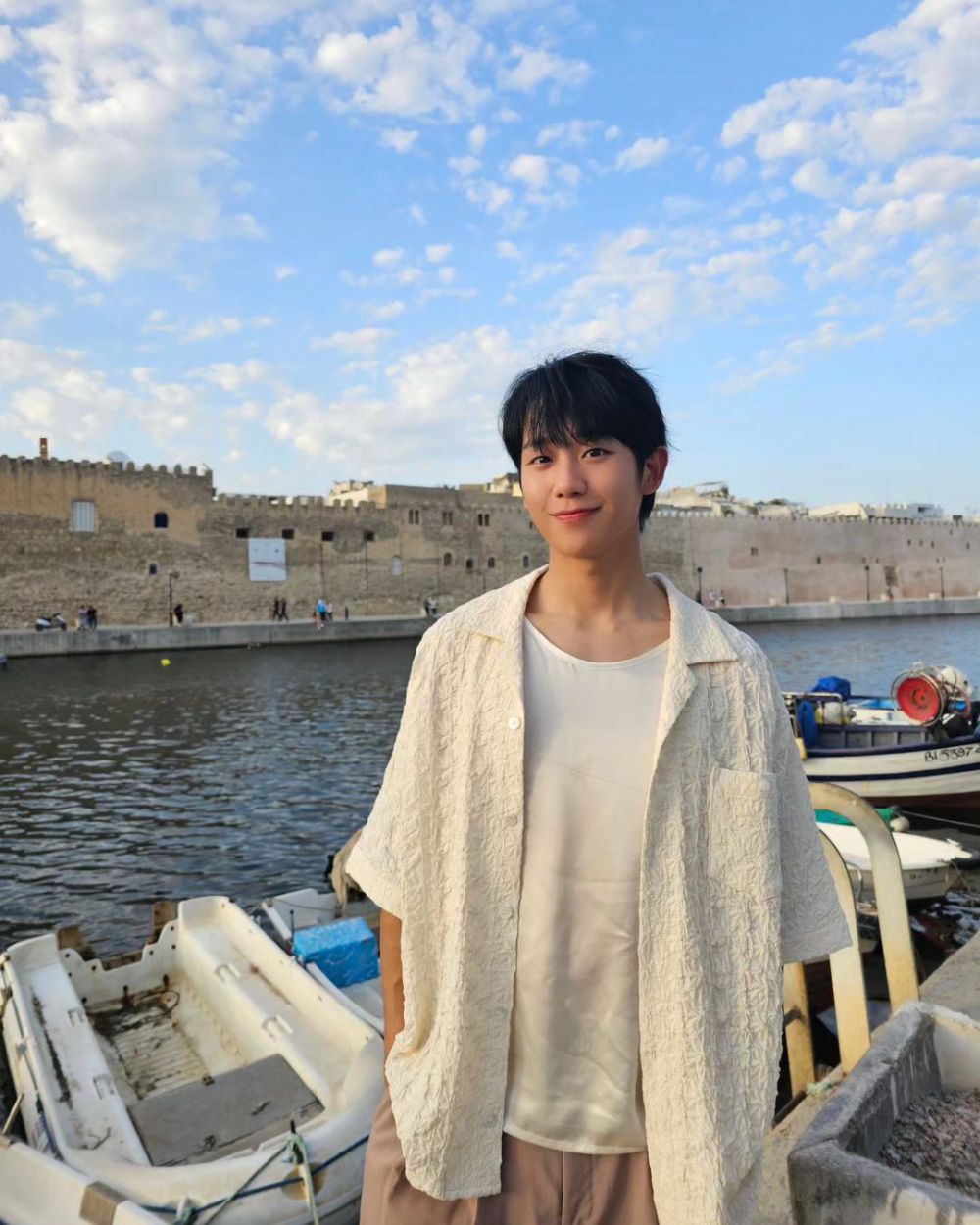 9 Inspirasi Simple Causal Style ala Jung Hae In, Comfy Dipandang!