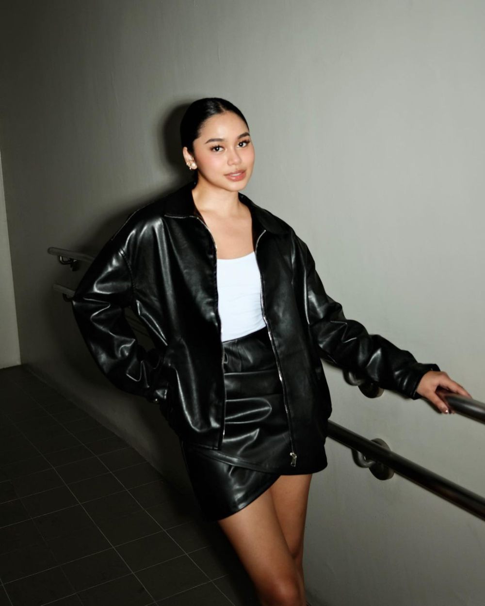 9 Ide Styling Outfit Hitam Putih ala Bella Racelis, Chic and Catchy!