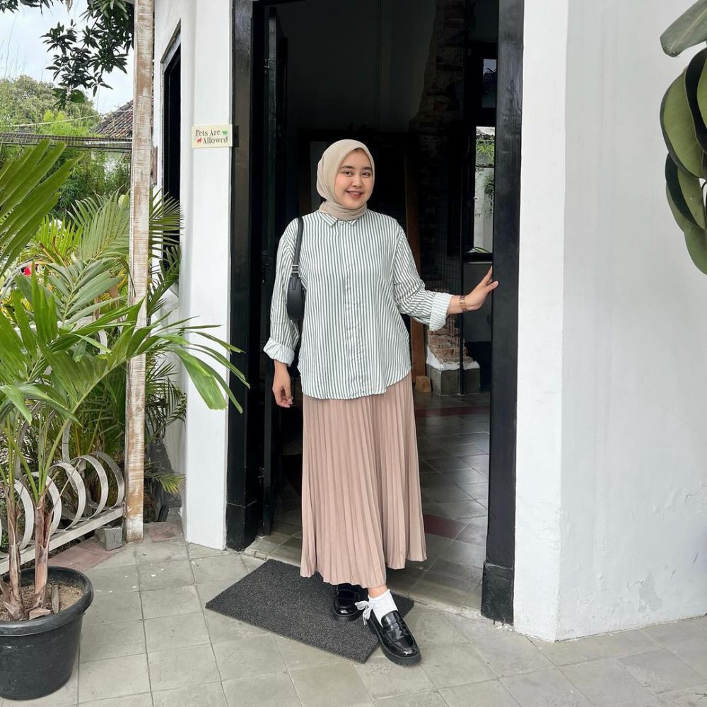 9 Inspirasi Smart Casual Look ala Meilan Indrajati, Santai Berkelas!