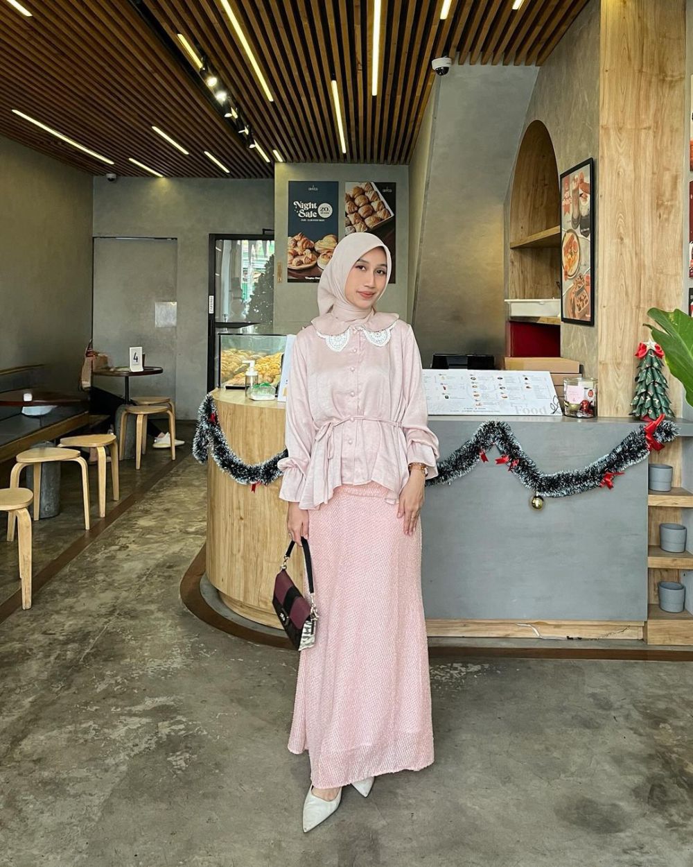 10 Ide Outfit Nuansa Pink ala Selebgram Fachrisa, Girly Abis!