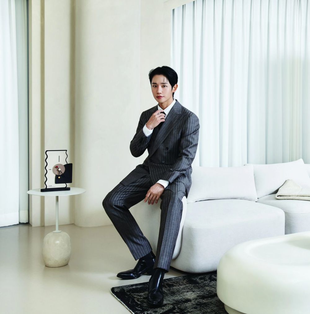 10 Ide Outfit Formal Business Look ala Jung Hae In, Berkarisma!