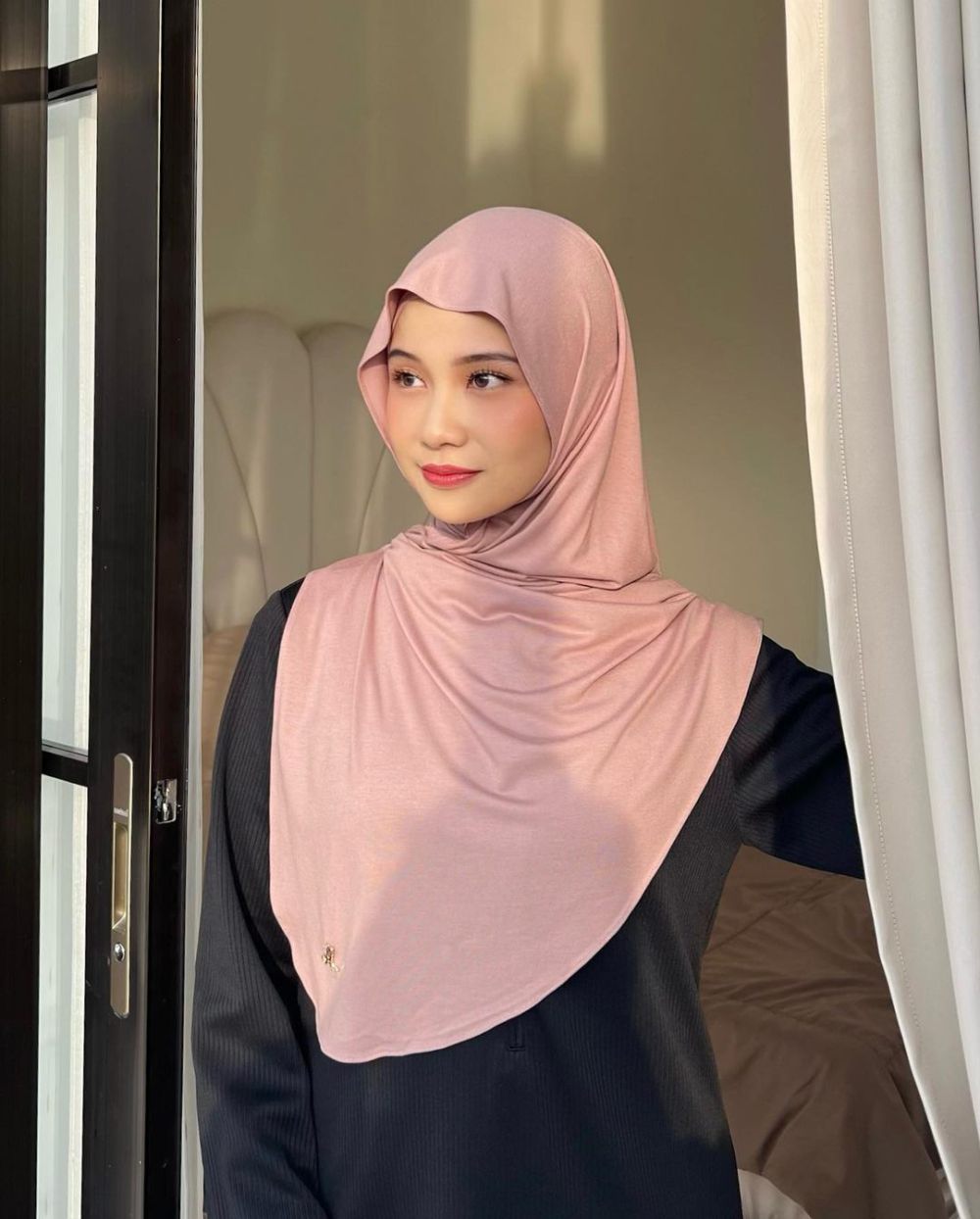 8 Inspirasi Daily Makeup untuk Ngampus ala Selebgram Amelia Andani!