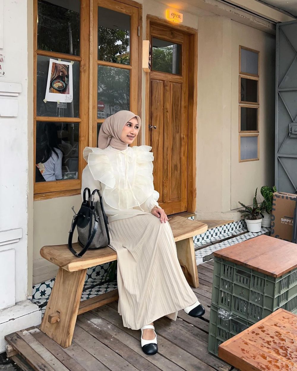 10 Ide OOTD Nuansa Earth Tone ala Selebgram Fachrisa, Chic Trendy!