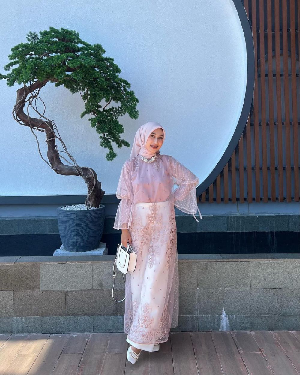 10 Ide Outfit Nuansa Pink ala Selebgram Fachrisa, Girly Abis!