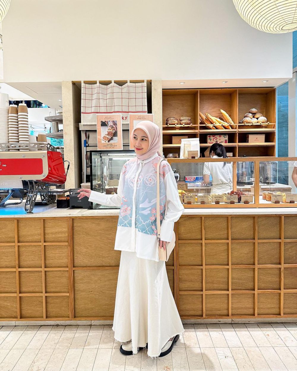 9 Ide Padu-Padan Outfit Warna Pastel Ala Adji Isni Ulfaidah, Gemas!