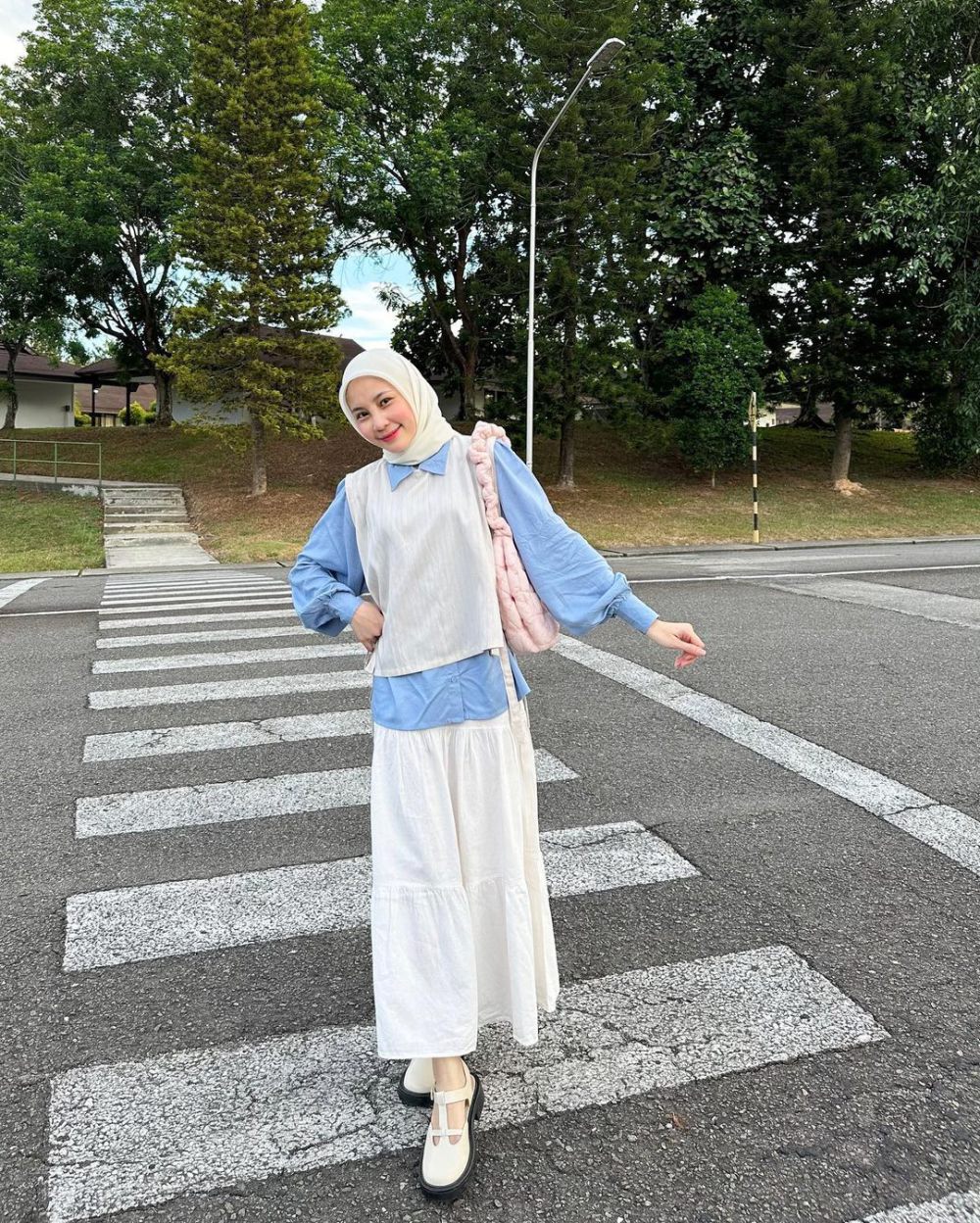 9 Ide Padu-Padan Outfit Warna Pastel Ala Adji Isni Ulfaidah, Gemas!