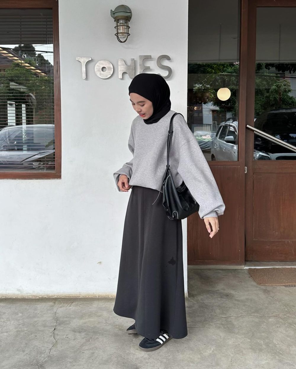 10 Inspirasi Casual Daily Outfit ala Rahmi Apria, Santai tapi Modis!