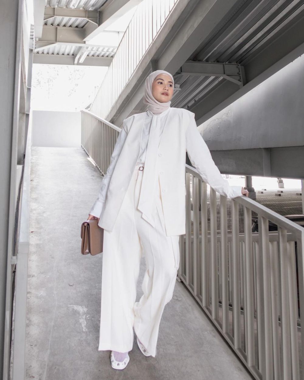 9 Ide Gaya Hijab Business Casual ala Anggita Kusuma Dewi, Chic!