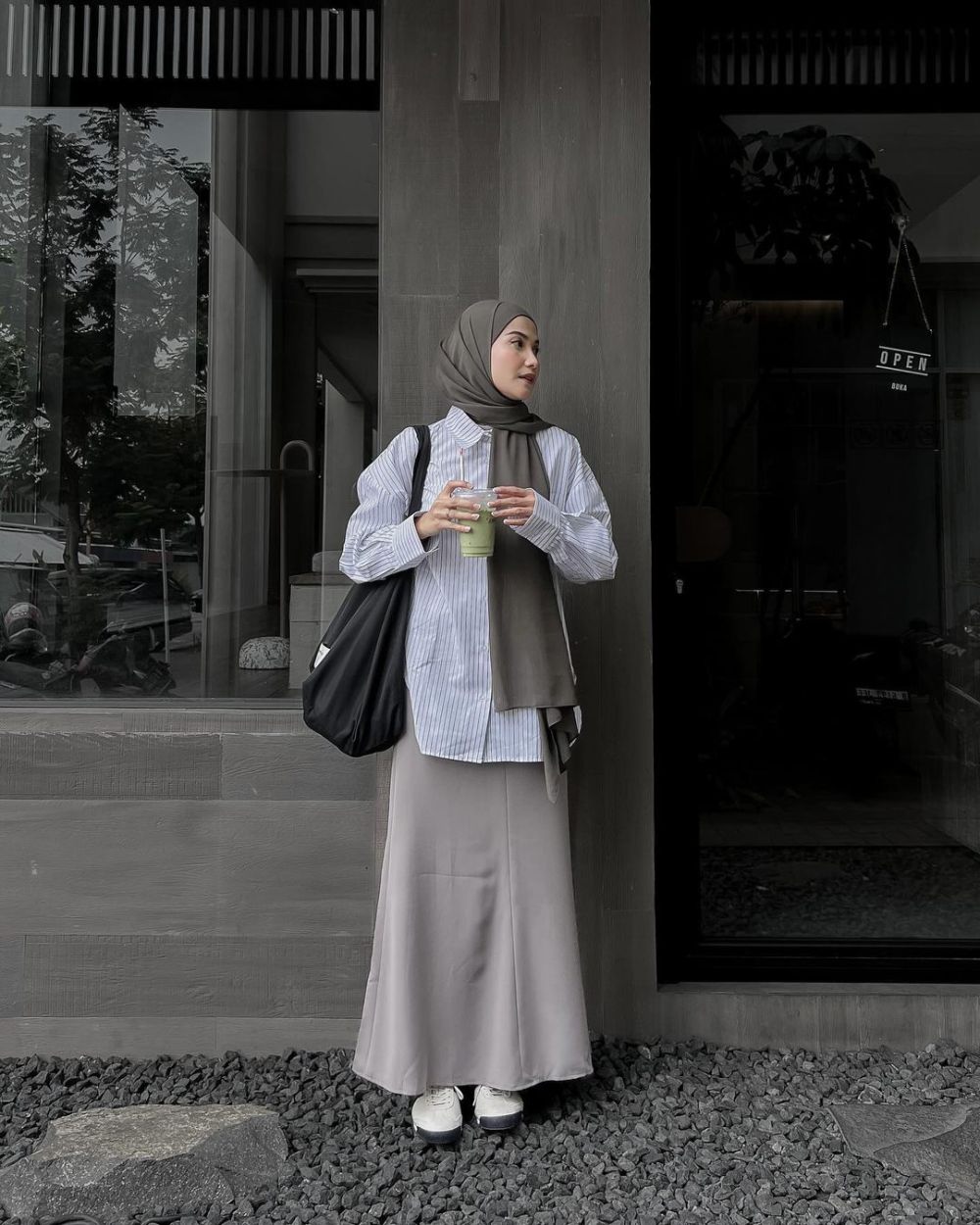 9 Ide Gaya Hijab Business Casual ala Anggita Kusuma Dewi, Chic!