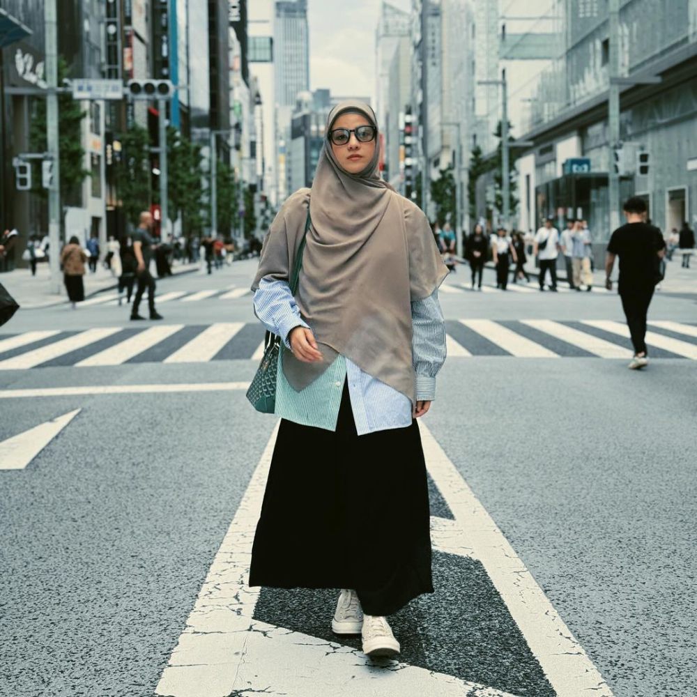 8 Ide Padu Padan Kemeja untuk Hijab Syar'i ala Natasha Rizky, Simple!