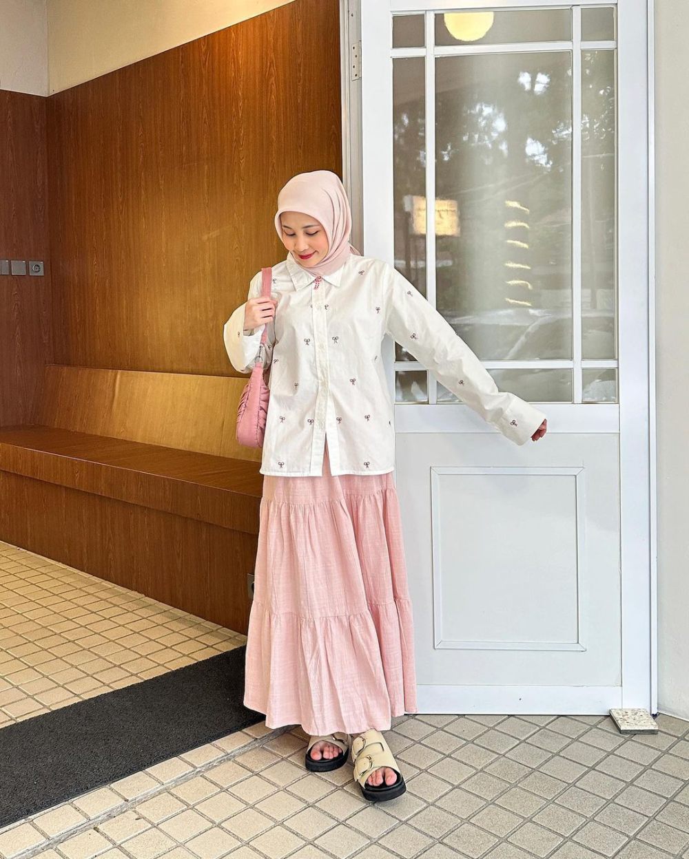 9 Ide Padu-Padan Outfit Warna Pastel Ala Adji Isni Ulfaidah, Gemas!