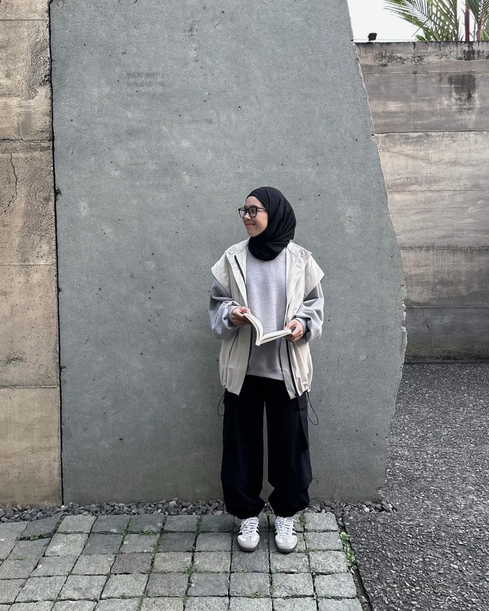 10 Inspirasi Casual Daily Outfit ala Rahmi Apria, Santai tapi Modis!