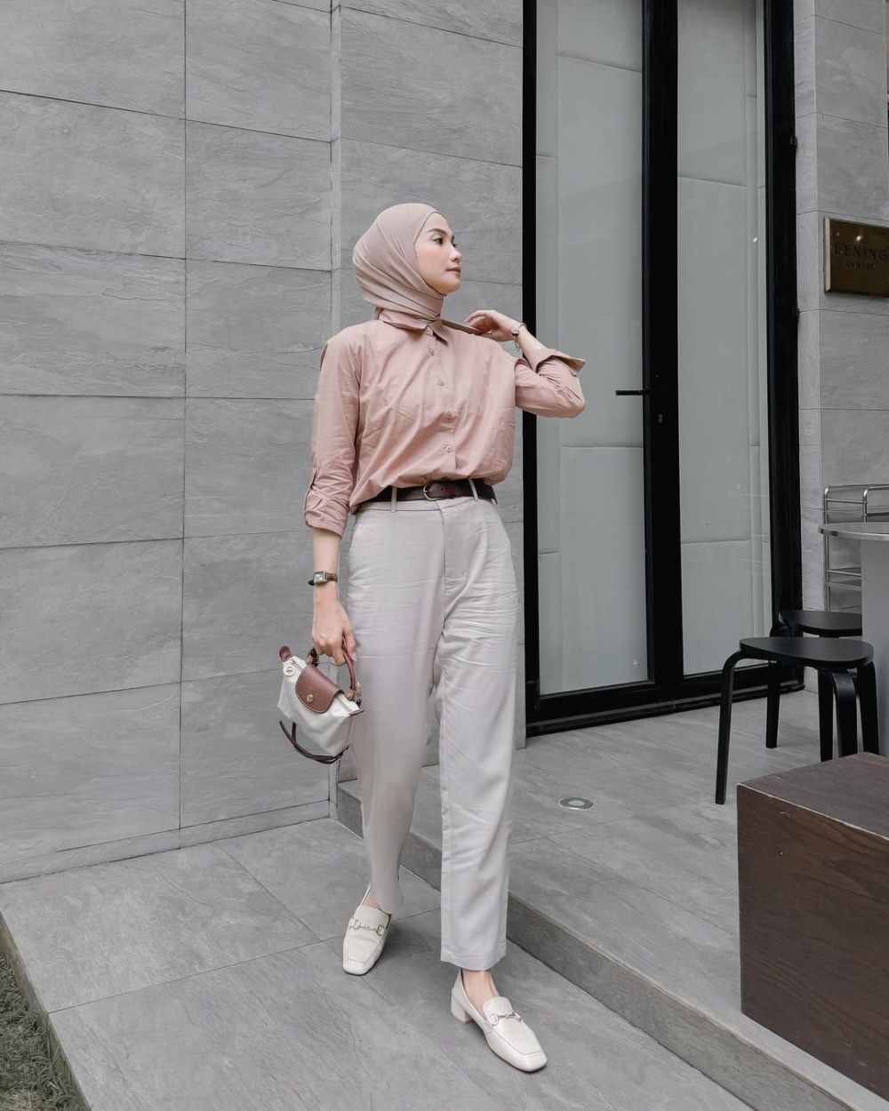 9 Ide Gaya Hijab Business Casual ala Anggita Kusuma Dewi, Chic!