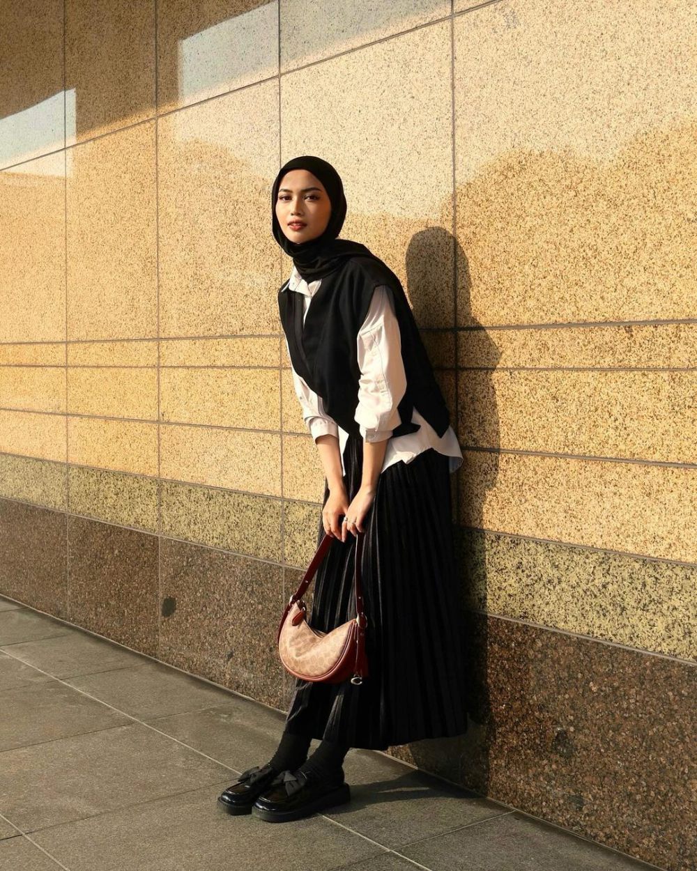 8 OOTD Hijab Business Casual ala Ratu Anditya, Fashionable!