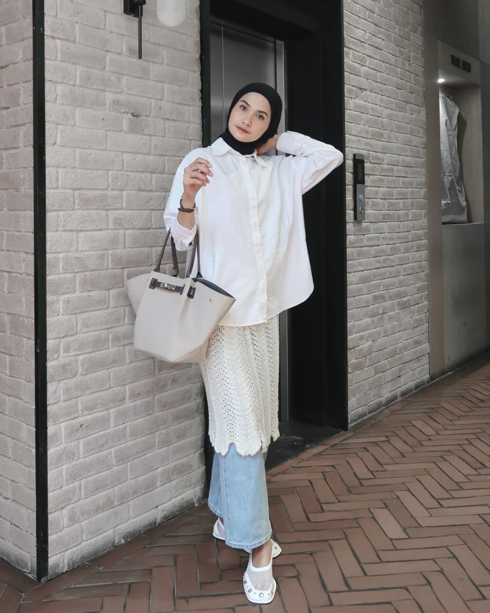 9 Ide Gaya Hijab Business Casual ala Anggita Kusuma Dewi, Chic!