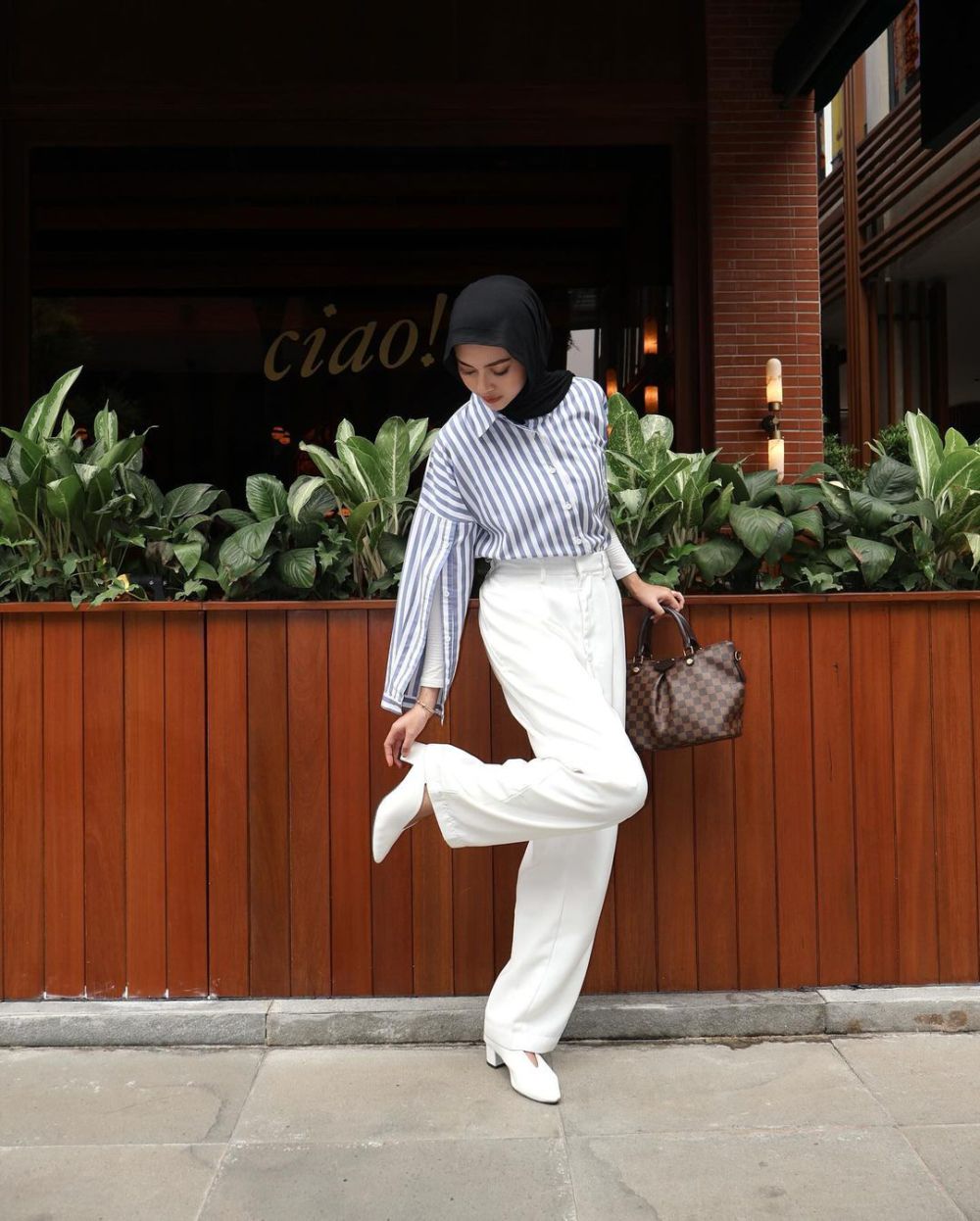 8 OOTD Hijab Business Casual ala Ratu Anditya, Fashionable!