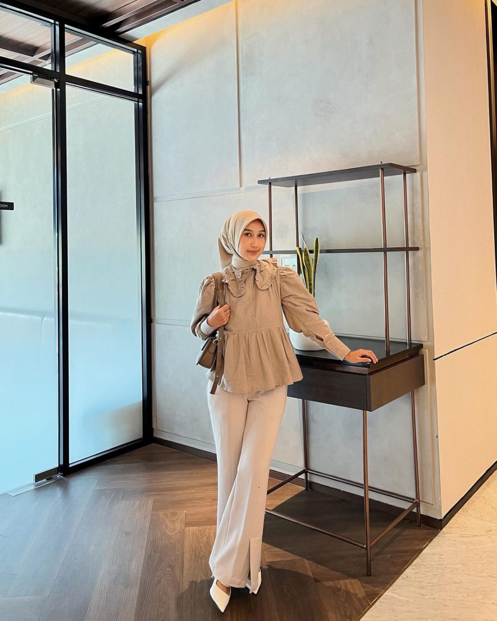 10 Ide OOTD Nuansa Earth Tone ala Selebgram Fachrisa, Chic Trendy!