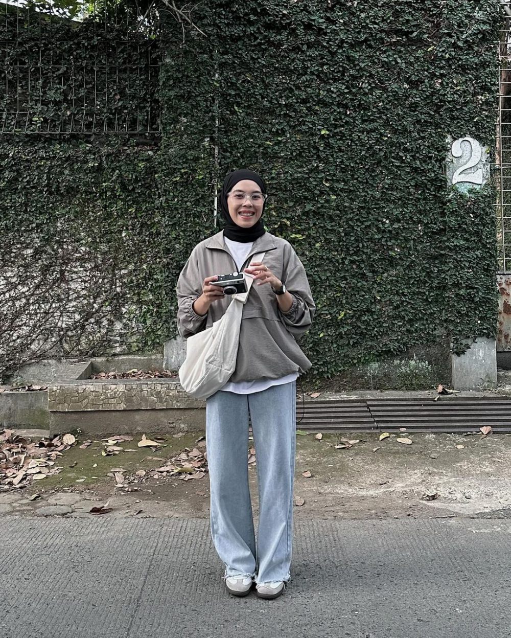 10 Inspirasi Casual Daily Outfit ala Rahmi Apria, Santai tapi Modis!