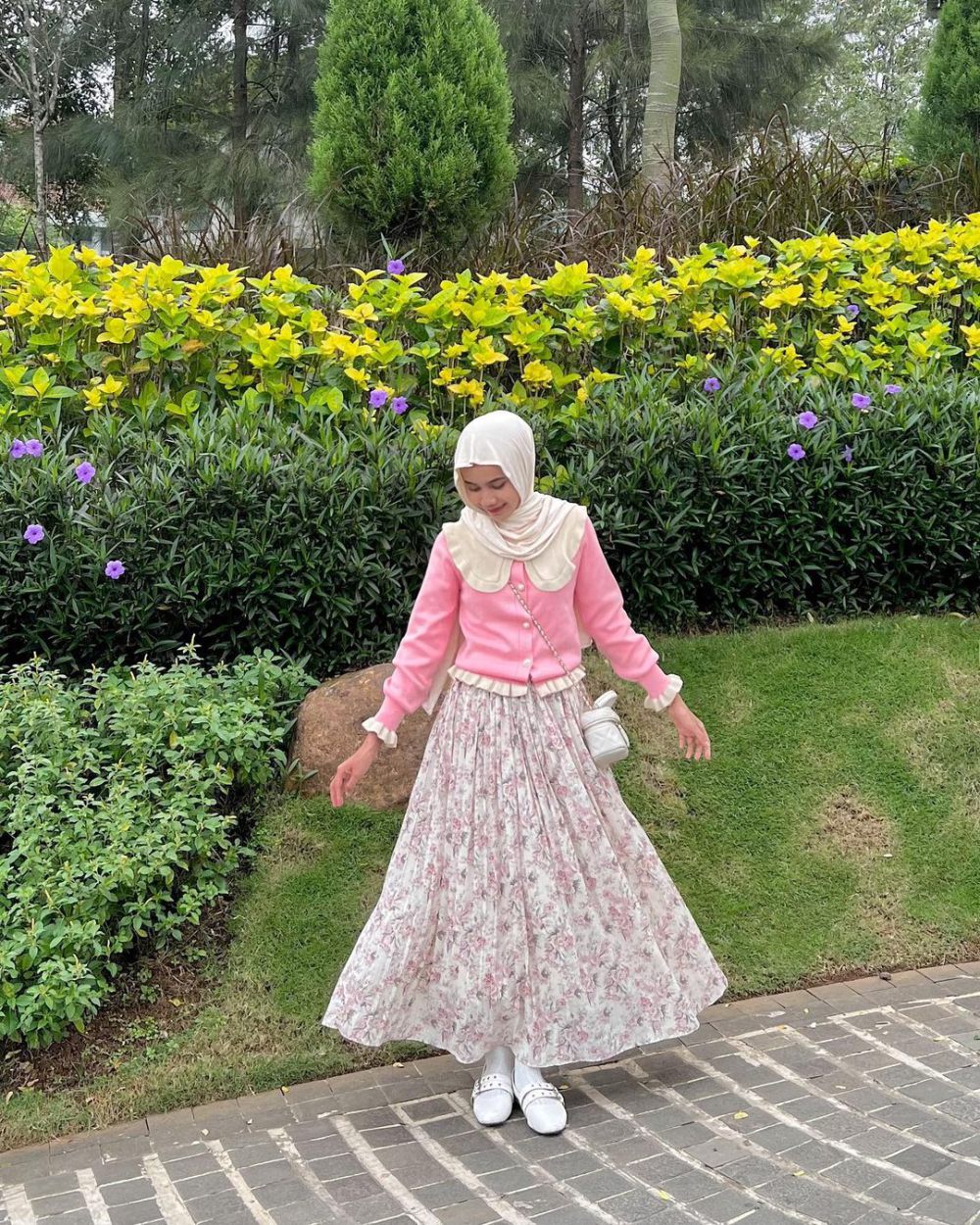 10 Ide Styling Outfit Nuansa Pink ala Hilda Maulida, Tampil Girly!