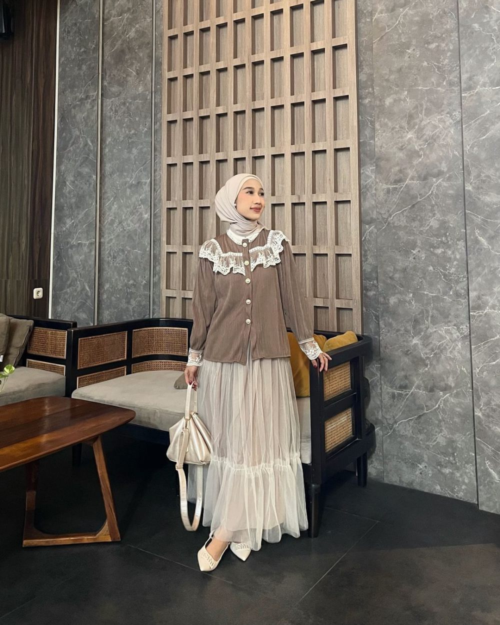 10 Ide OOTD Nuansa Earth Tone ala Selebgram Fachrisa, Chic Trendy!