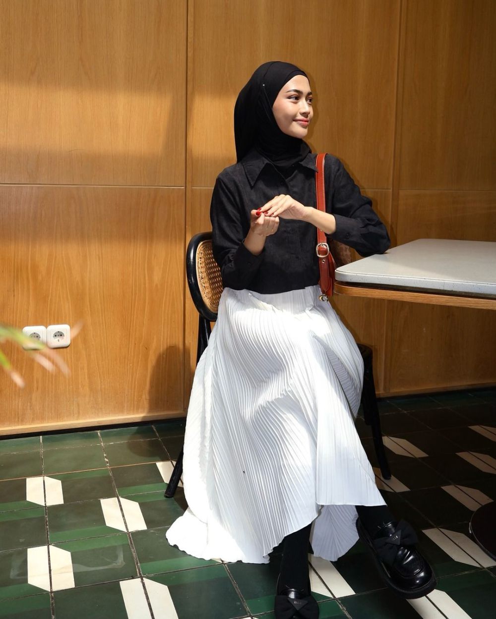 8 OOTD Hijab Business Casual ala Ratu Anditya, Fashionable!