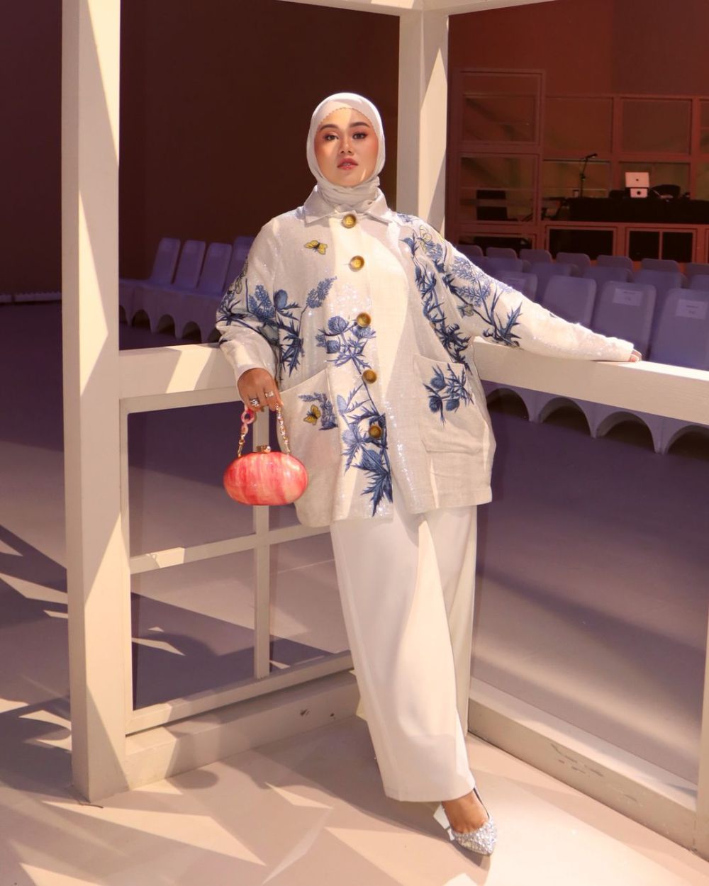 9 Referensi OOTD Hijab Warna Putih ala Fatya Biya, Super Stylish!