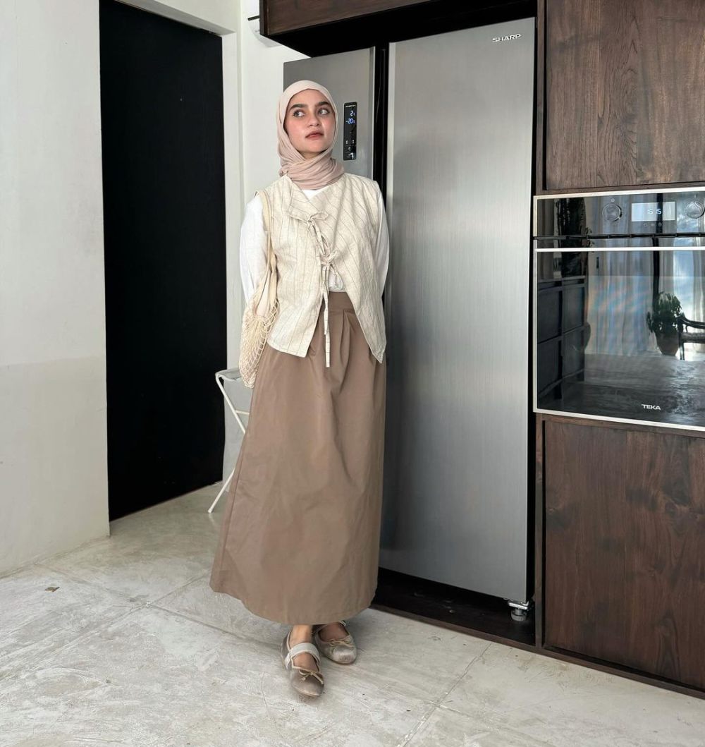 9 Ide Outfit Smart Casual Pakai Rok ala Helwa Bashel, Feminin!