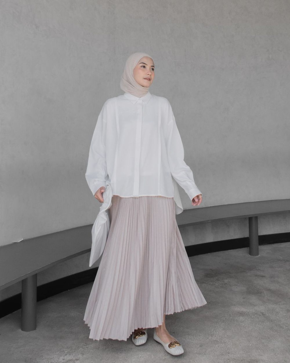 9 Ide Gaya Hijab Business Casual ala Anggita Kusuma Dewi, Chic!